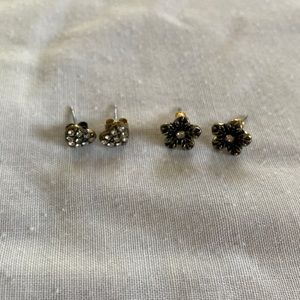 set of 2 stud earrings